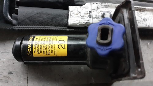 01 Chevy Silverado 2500 jack & lug wrench set Sierra - Picture 2 of 3