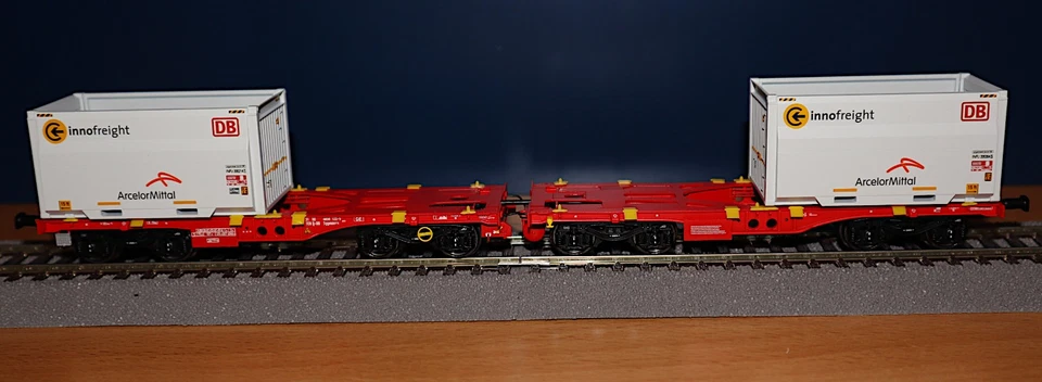 Brawa 51137, InnoWaggon Sggmmrrs, mit 2 Containern "ArcelorMittal", H0