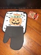 Disney Kitchen Baby Yoda Star War Fall Halloween Decor Pumpkin Oven Mitt Set NEW