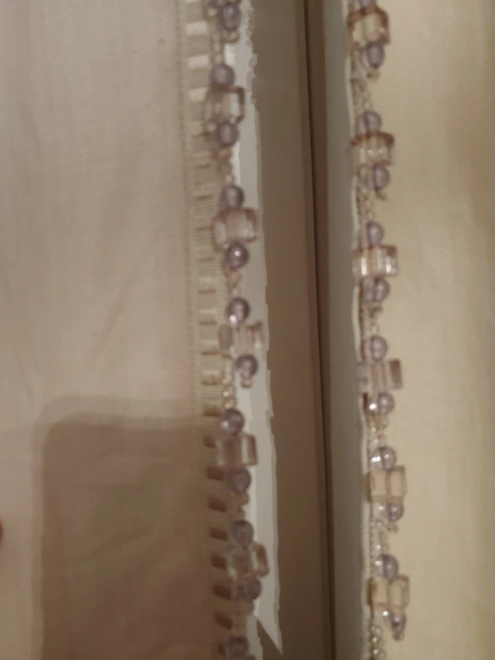 Cortinas plisadas a medida con adornos de cuentas y detalles de botones Foto 4 de 4