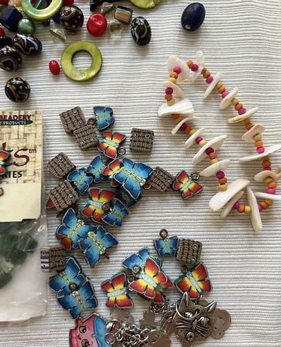 Lot Of Bead Loose Mixed Lot Glass Plastic Stone Vintage Modern 1.9 Lbs - Picture 5 of 8