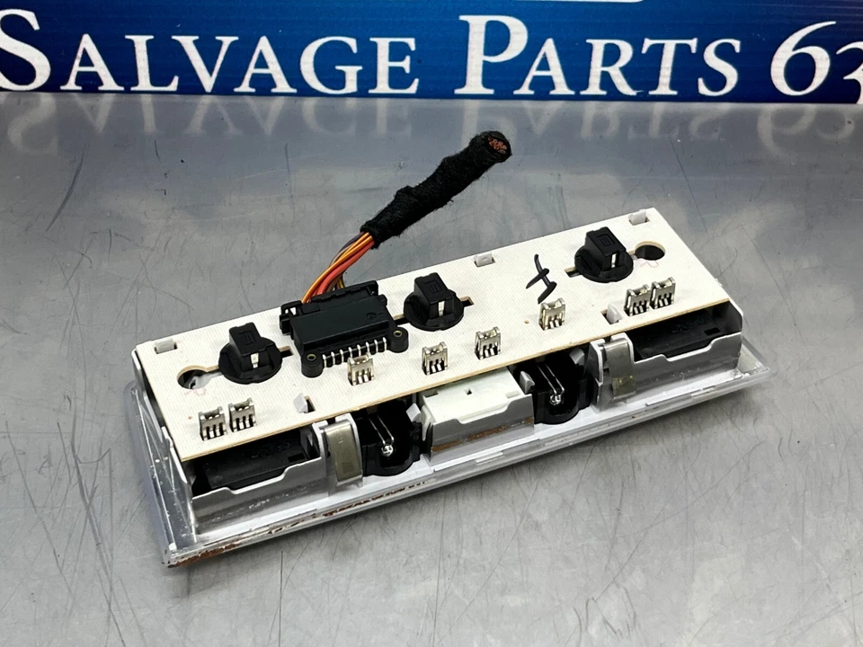 BMW 545i 2005 - E60 - luz mapa delantera - domo - interior - 131 k Foto 4 de 4