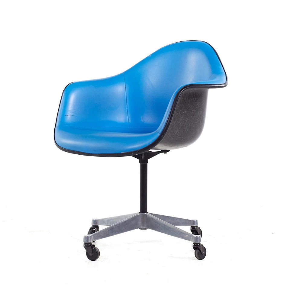 Silla de oficina giratoria Eames for Herman Miller Mid Century azul acolchada de fibra de vidrio Foto 3 de 4