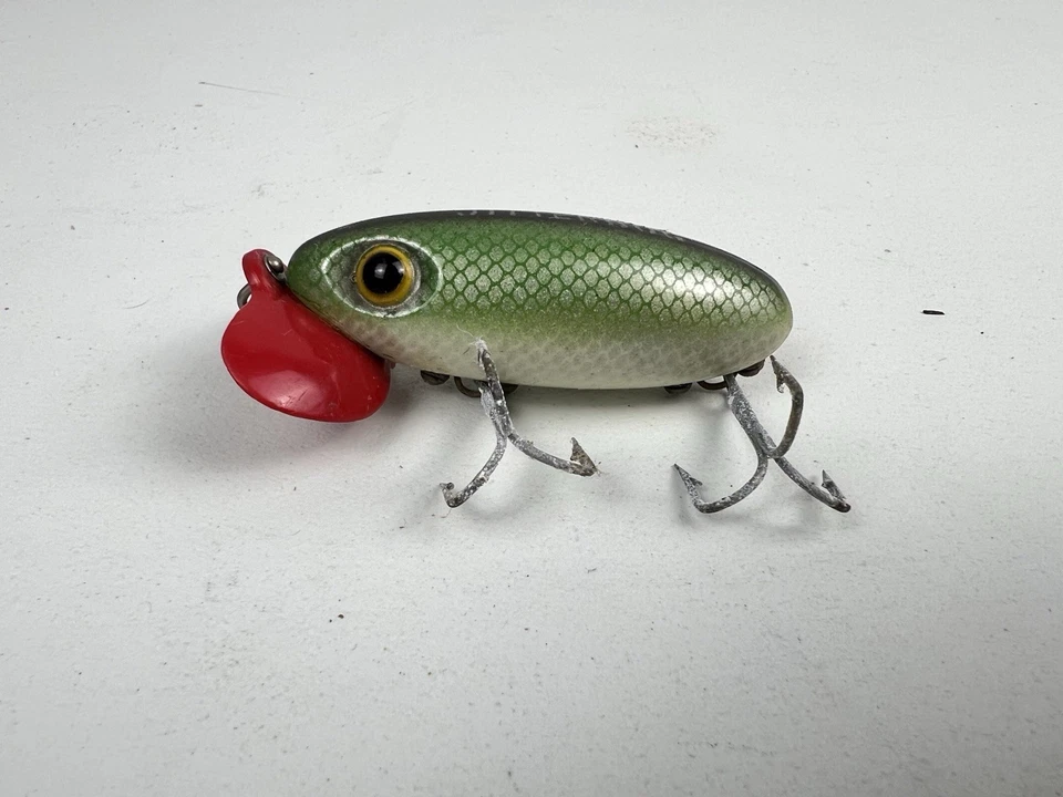 Escala verde Jitterbug vintage con cebo de caja de aparejos de plástico rojo Foto 2 de 4