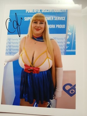 Busty Model  - Autogrammkartenbild - original signiert, Größe A5