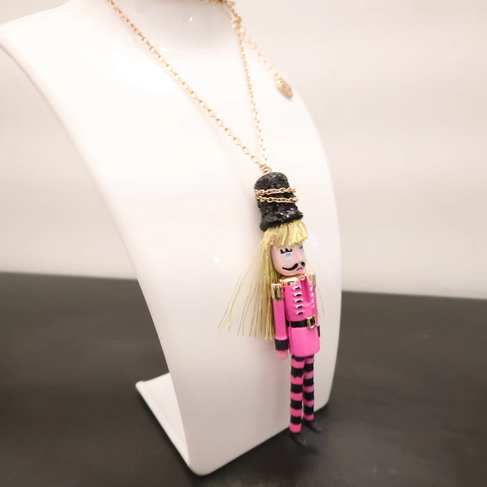 Collar Betsey Johnson Rosa Cascanueces Soldado Niña Muñeca Pelo Amarillo Tono Dorado Foto 4 de 4