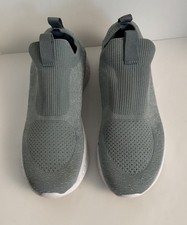 WOMEN  S SIZE 6 - AVIA SLIP-ON SNEAKERS - LIGHTWEGHT