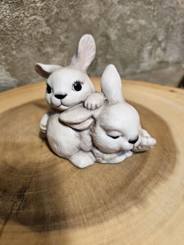 Vtg Ceramic Hugging Easter Bunnies Figurines Pink Paw Black Eyelashes 3"Tall - Afbeelding 1 van 6