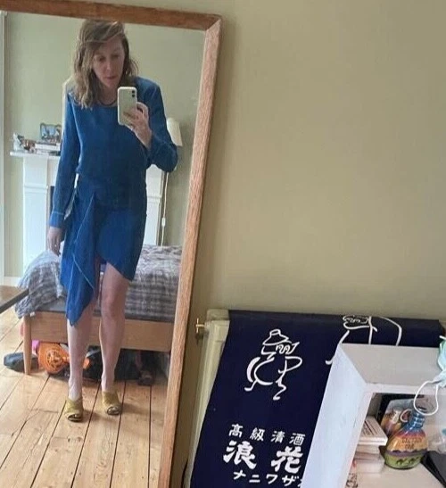 ACNE STUDIOS Elegante sexy mini abito di design Acne in blu elettrico schiena aperta.