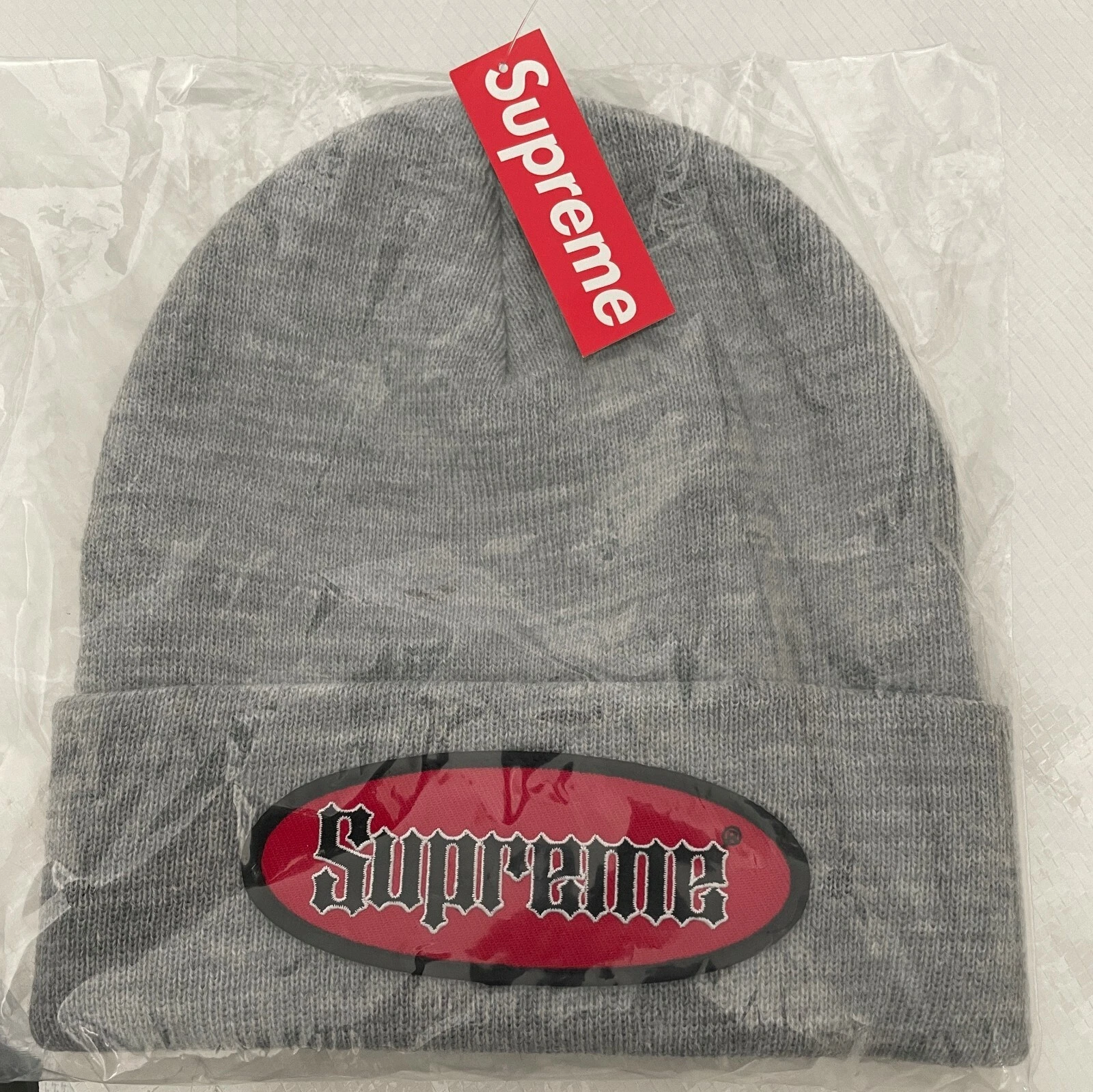 Bonnet gris Supreme avec logo ovale rouge