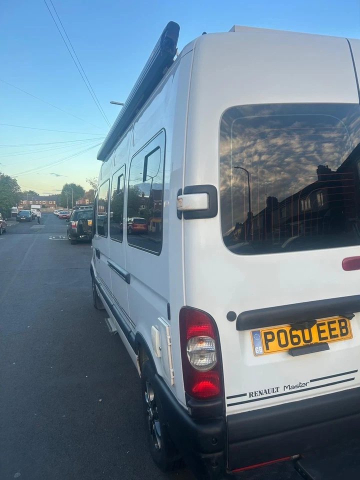 Renault Master 2.5 diesel converted camper van - Image 2 of 4