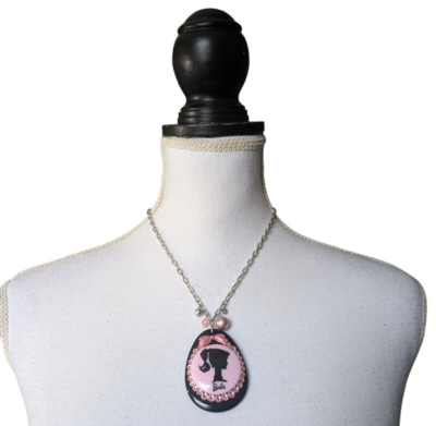 TARINA TARANTINO×Barbie コラボ ペンダント ネックレス Tarina Tarantino Classic Barbie Medallion Necklace – Twin Treats