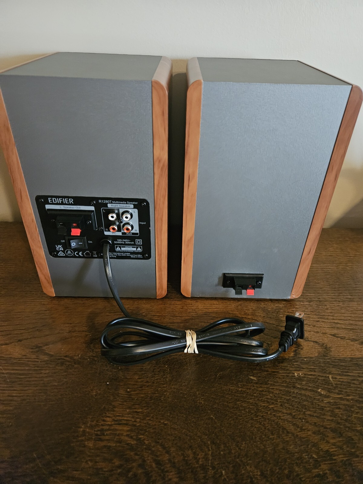 Edifier R1280T Powered 2.0 Bookshelf Speakers, Tested Dual RCA inputs