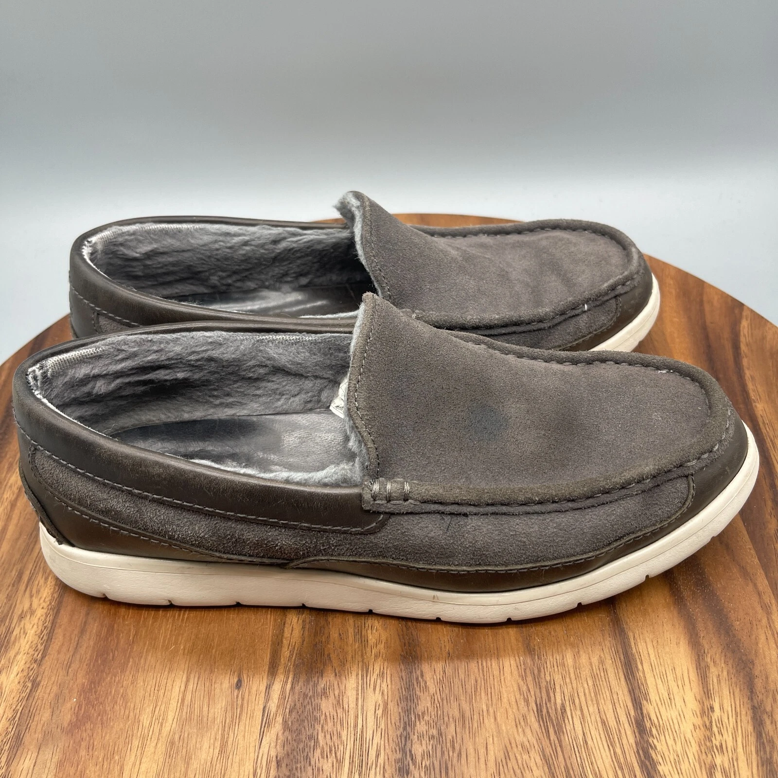 Mocassini UGG Fascot uomo taglia 9 scarpe comode grigio scamosciato slip on 1014478