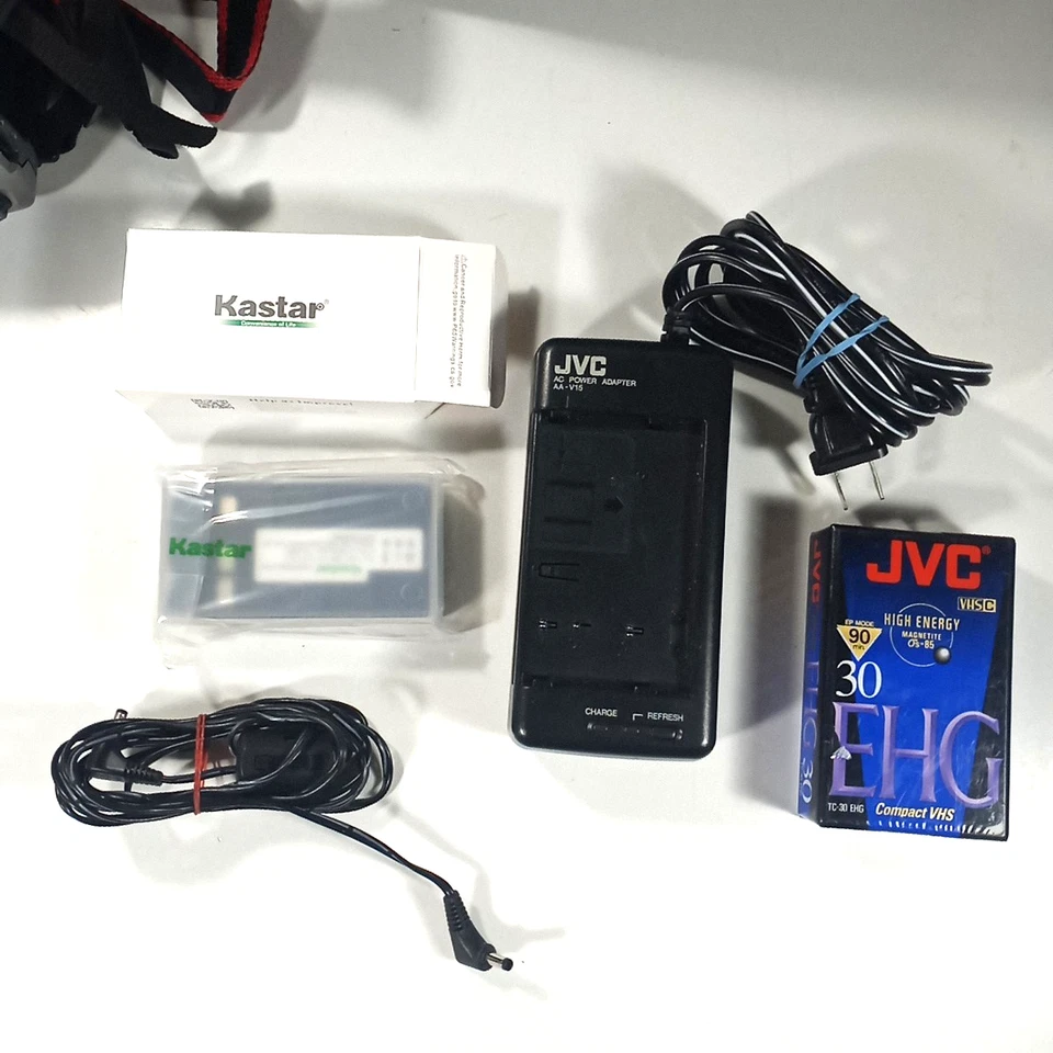 JVC Compact VHS-c Camcorder Model GR-AXM700U Charger New Battery Tested - Image 4 of 4