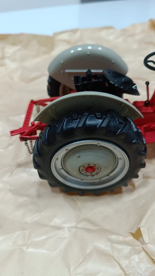 Danbury Mint 1952 Ford 8N tractor 1:16 - Immagine 2 di 4