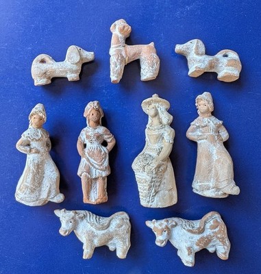 9 wunderschön detaillierte Vintage Santon Figuren - 3 cm kostümierte Damen & Tiere