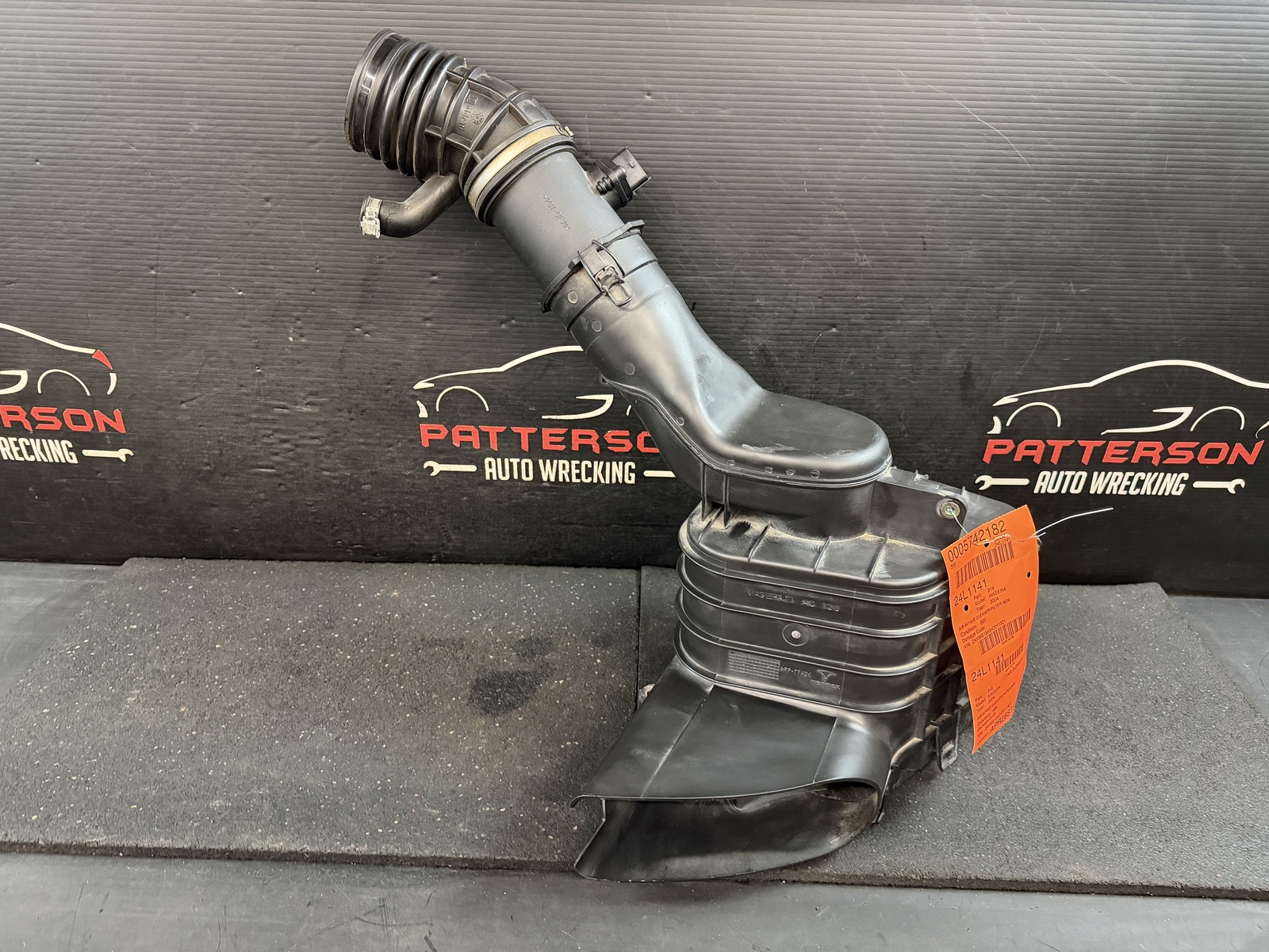 2004 MASERATI SPYDER 4.2 AIR INTAKE CLEANER FILTER BOX WITH TUBES & METER