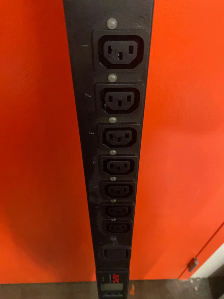 PDU para rack 2G conmutada ZeroU 20A 208V (21) C13 y (3) C19 APC AP8959NA3 Foto 2 de 4