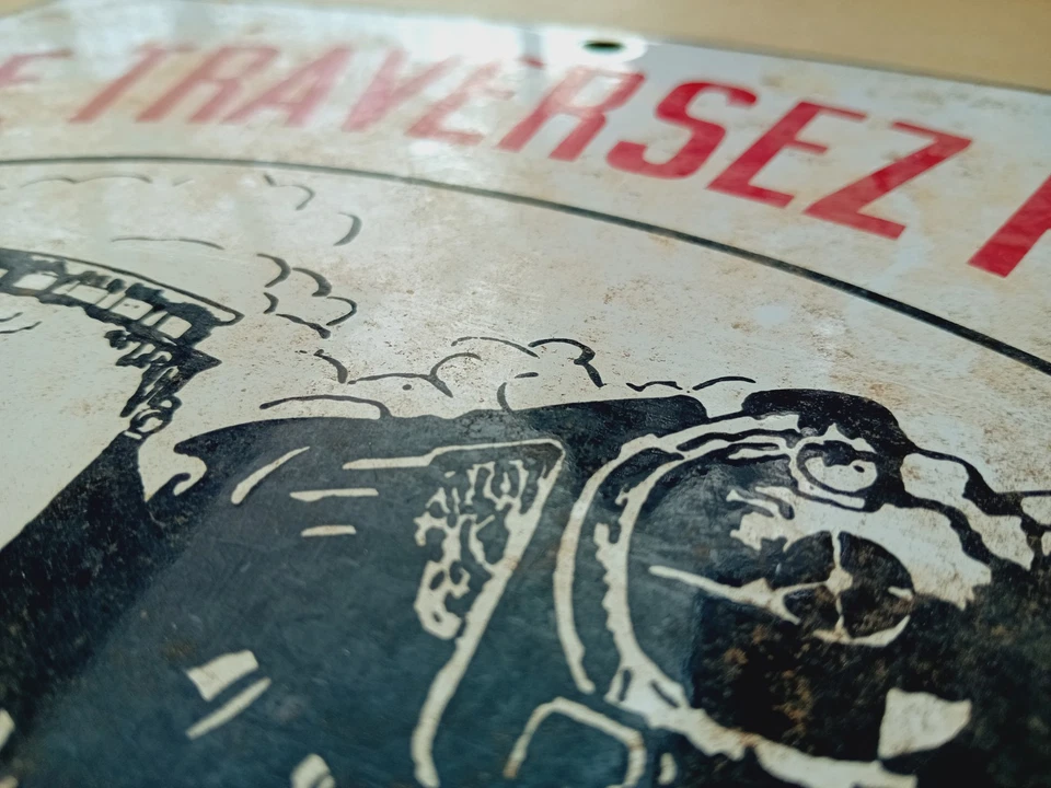 Ancienne plaque émaillée UN TRAIN PEUT en CACHER un AUTRE passage à niveau SNCF - Photo 2/4