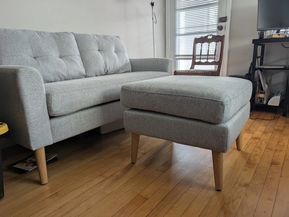 Serta Loveseat 56.1" marco de madera maciza acolchado gris claro poliéster con otomana Foto 3 de 4