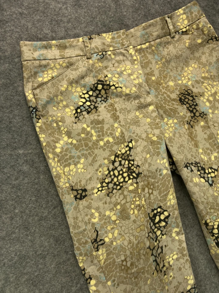 Calça social feminina Larry Levine 12 marrom estampa animal chino cintura média feminina - Imagem 2 de 4