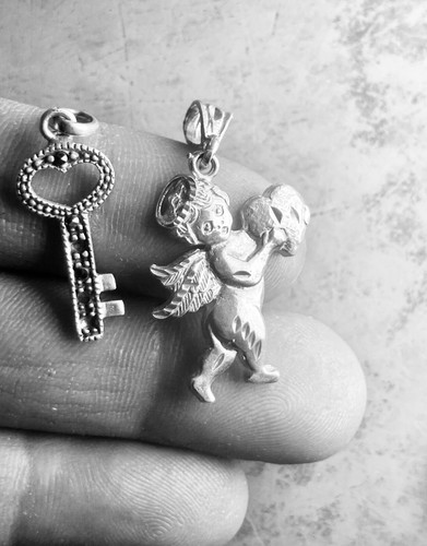 2 CIONDOLI VINTAGE ARGENTO STERLING PENDENTI CHIAVE E PUTTO ANGELO CUPIDO - Foto 12 di 15