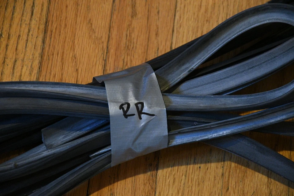 沃尔沃 240 244 245 240DL 右后门窗轨道天气密封 — 第 2/2 张图片