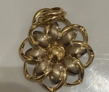 14 Kt Gold Flower Pendant Made In Italy  New Never Worn Solomon Brothers