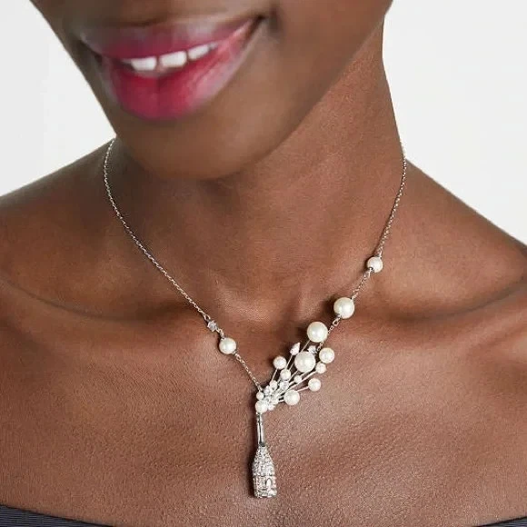 Colgante Kate Spade Cheers To That Statement en plata. Venta al por menor $148 Foto 2 de 4