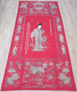 A MASSIVE ANTIQUE CHINESE GILT & POLYCHROME SILK EMBROIDERED MAGU HANGING PANEL