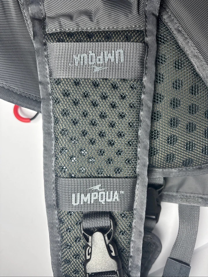 Umpqua Overlook 500 Chest Pack Gently Used Great Used Condition Fly Fishing - Image 4 of 4