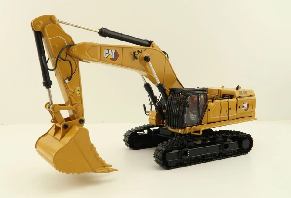 Diecast Masters 85959 Caterpillar CAT 395 Large Mining Excavator Diecast 1:50 - Image 2 of 4