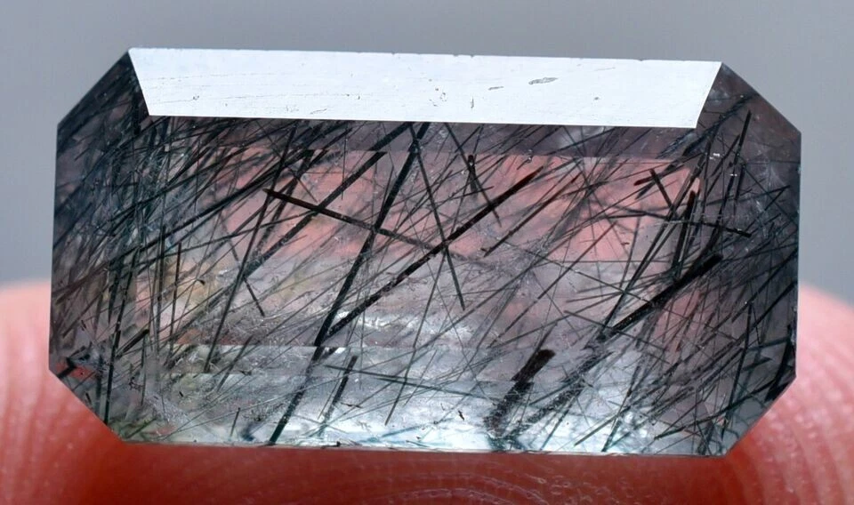 Spécimen Quartz du Pakistan avec aiguilles de Riebeckite/9,60 carats - Imagen 2 de 4