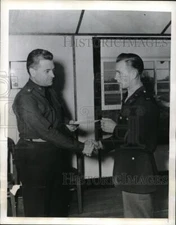 1941 Press Photo Lt Richard Klinger receives orders from Gen Henry at Ft Knox KY