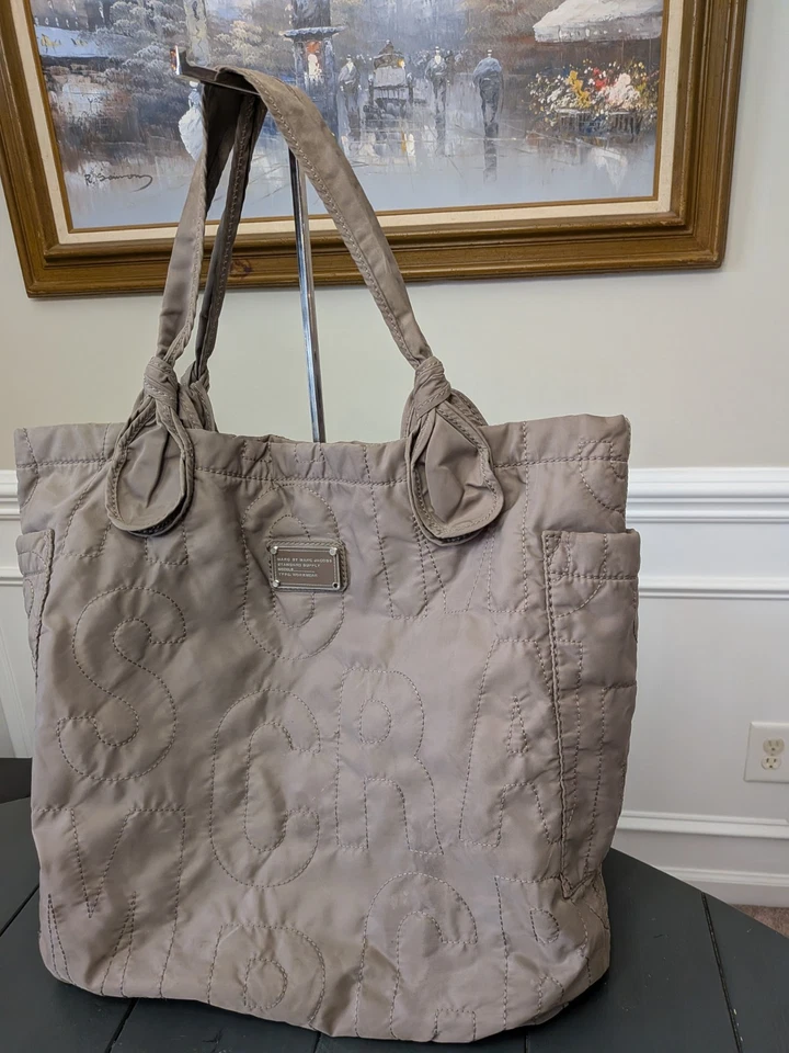 Bolso de hombro acolchado de nailon negro Marc by Marc Jacobs con dos bolsillos laterales Foto 2 de 4