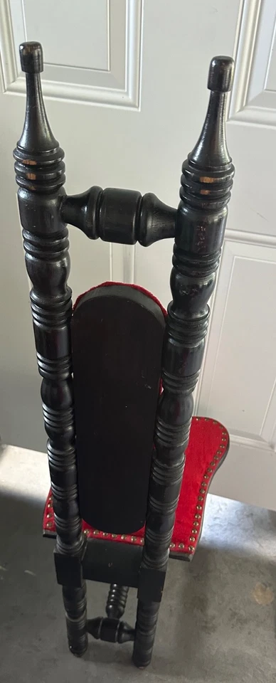 Silla pequeña vintage de terciopelo rojo con respaldo estrecho renacimiento colonial español en Foto 3 de 4