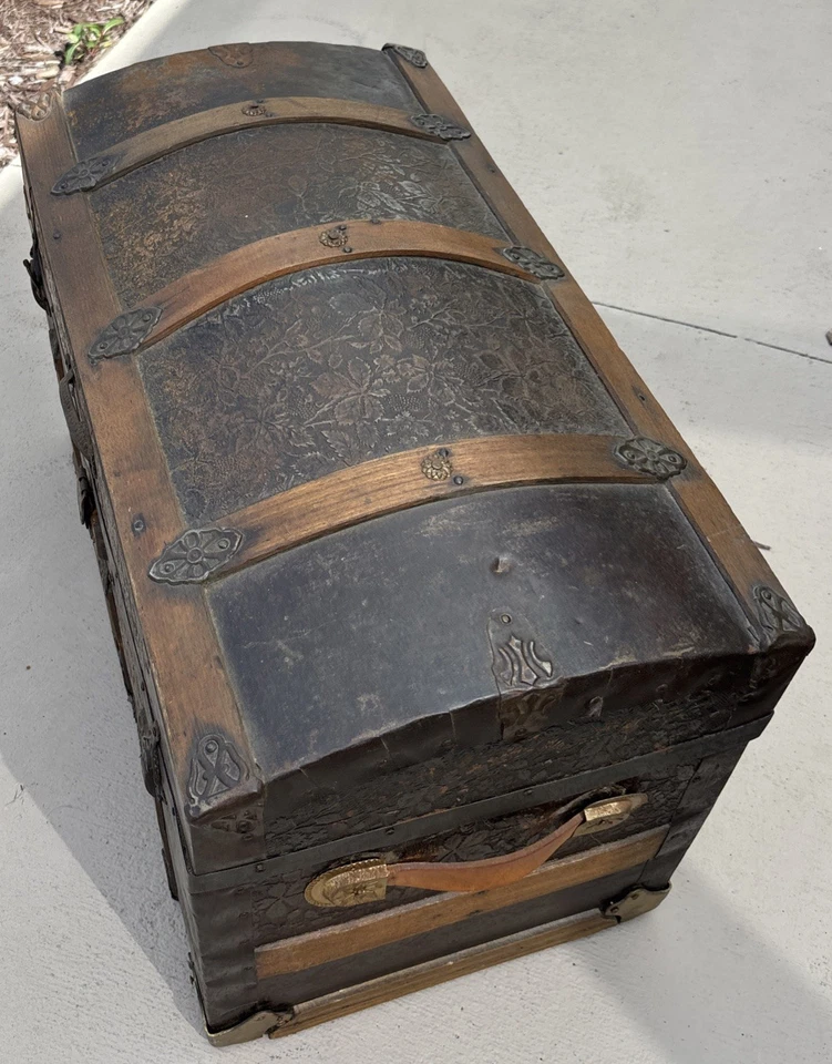 Antiguo baúl de vapor con cúpula Camelback, forrado en roble y cedro Foto 2 de 4