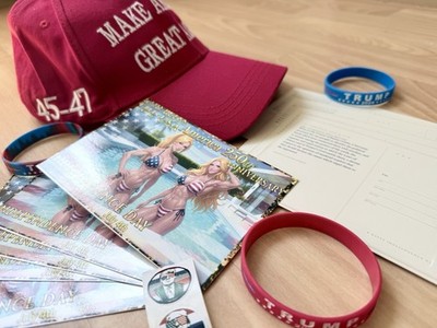 MAGA Donald Trump Cap + 3 Armbänder und 10 Postkarten - Independence Day Set!