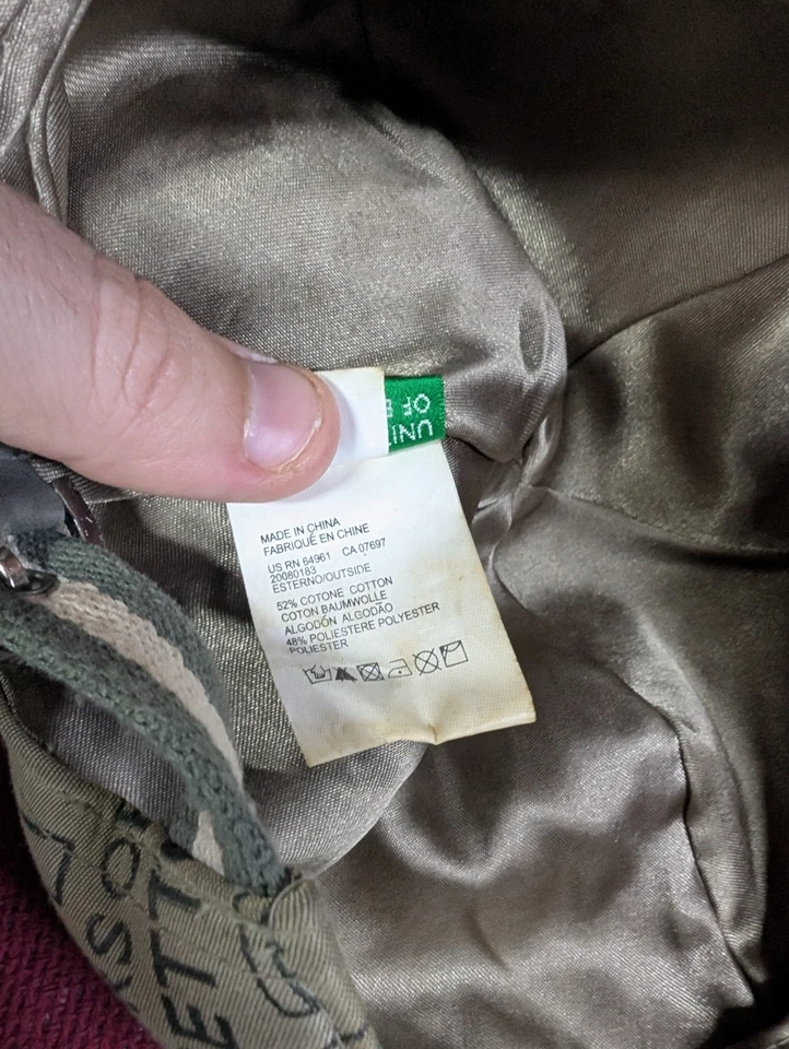 Gorra United Colors Of Benetton para mujer con monograma forrada de satén vintage Y2K Foto 4 de 4