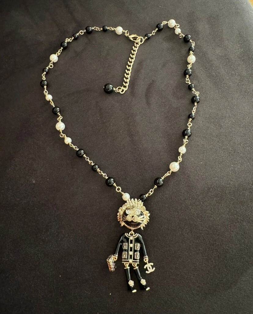 Collana con ciondolo leone cocco CHANEL 2022