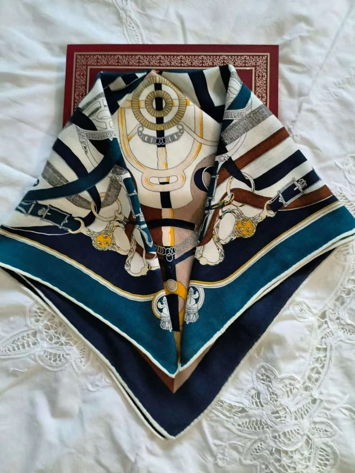 Bufanda reversible bicolor Gold Spurs - Lujosa bufanda cuadrada de mezcla de seda y lana Foto 4 de 4