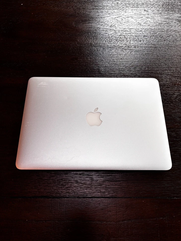 Apple MacBook Air 13.3" i5-5250U 1.6GHz 8GB 256GB SSD Foto 3 de 4