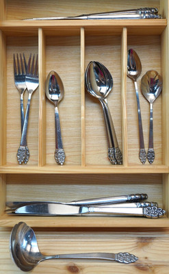 Oneida Nordic Crown 22 Pieces Fork Tea Soup Spoon Knife Steak Knives Serving