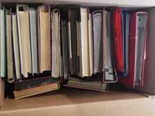 MONDE TRES GROS LOT DE TIMBRES DANS UN CARTON : 19 ALBUMS