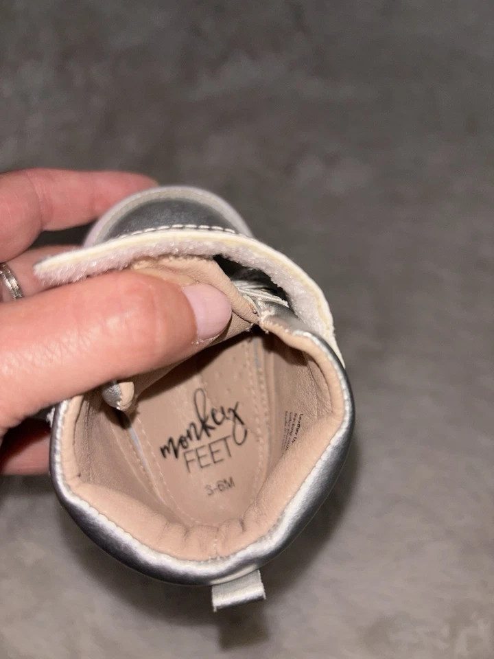 Pies de mono bebé talla Botines plateados 3/6 meses. Lindo, gran forma Foto 3 de 4