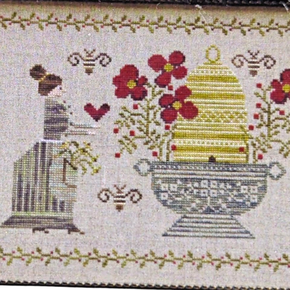 The Beekeeper by Plum Street Samplers Kit | Weeks Dye Works Hilos y Lino Difícil de Encontrar! Foto 2 de 3