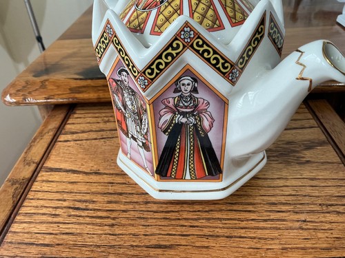 Vintage Castle shaped Sadler teapot Henry V111 & his 6 wives VGC - Picture 7 of 11