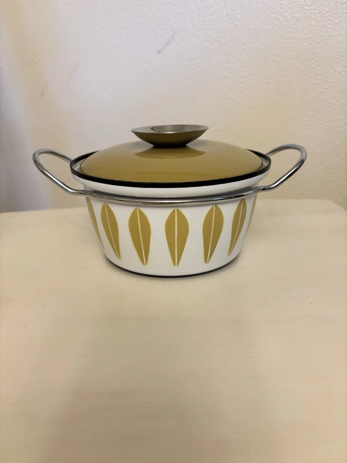 Catherine Holm Mustard Gold Lotus Enamel 6x3 In Mini Stockpot w/Lid Dutch Oven