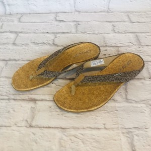 dkny thong sandals